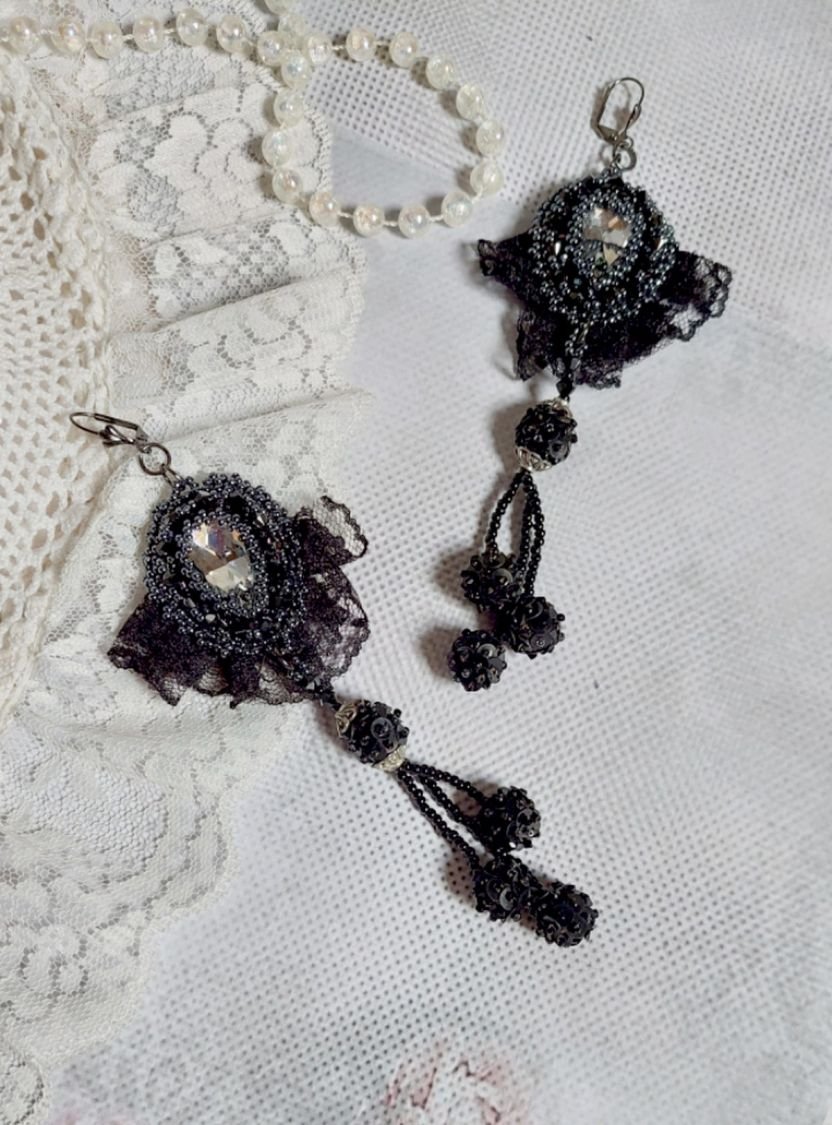 BO Kveldsklær brodert med Swarovski-krystaller, veldig gammel svart blonder, runde perler vevd med paljetter og frøperler