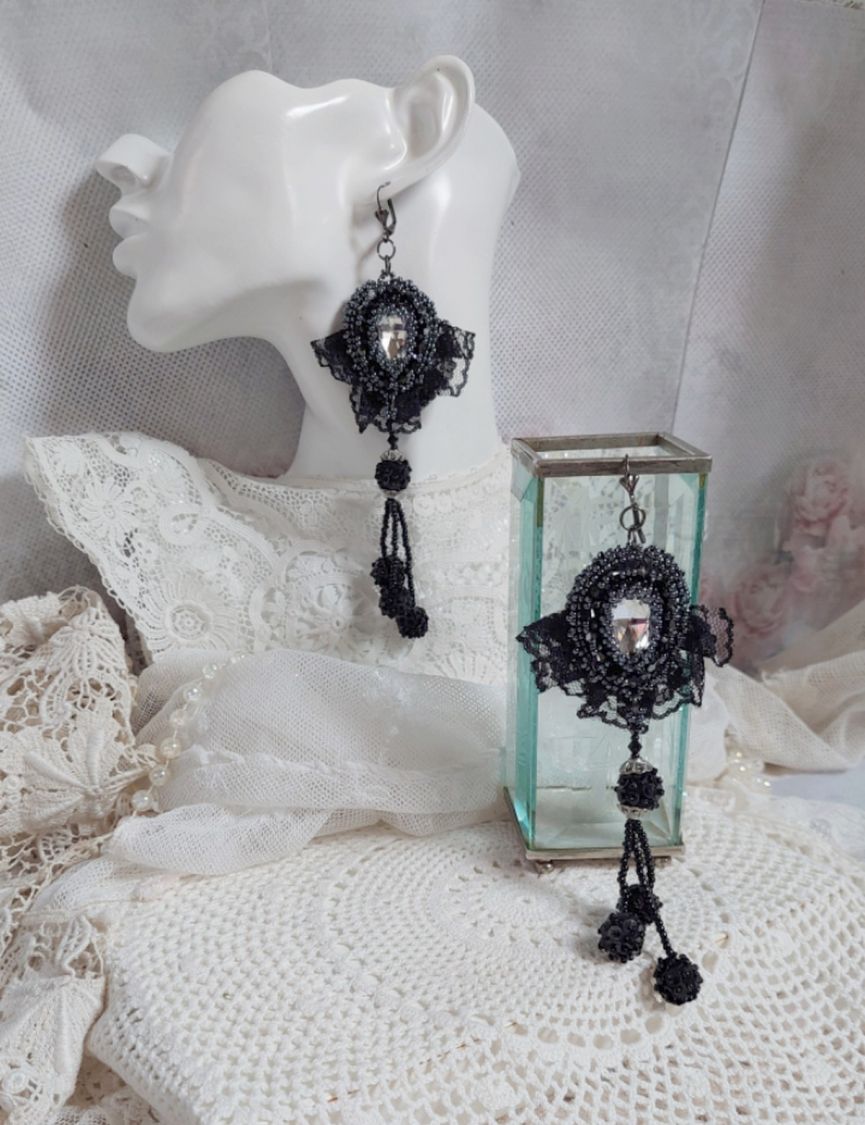 BO Kveldsklær brodert med Swarovski-krystaller, veldig gammel svart blonder, runde perler vevd med paljetter og frøperler