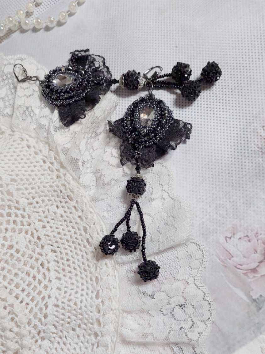 BO Kveldsklær brodert med Swarovski-krystaller, veldig gammel svart blonder, runde perler vevd med paljetter og frøperler