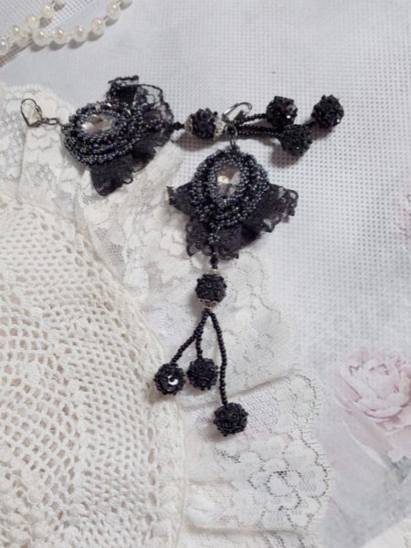 BO Kveldskl&aelig;r brodert med Swarovski-krystaller, veldig gammel svart blonder, runde perler vevd med paljetter og fr&oslash;perler