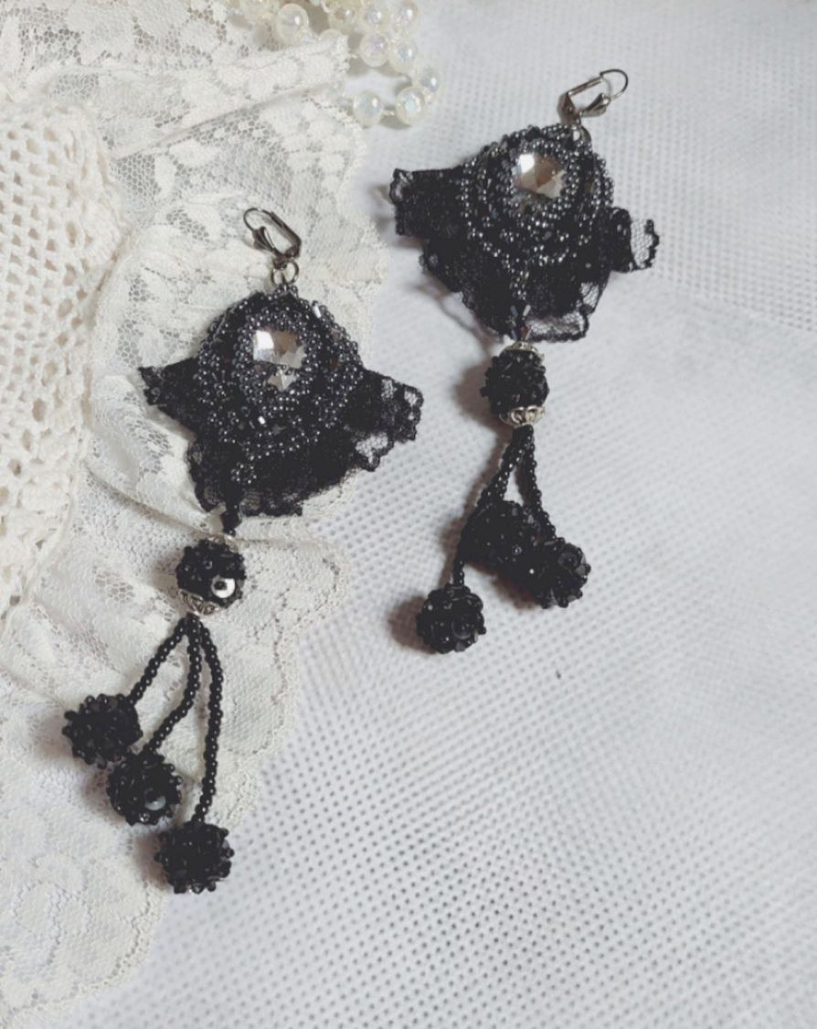 BO Kveldsklær brodert med Swarovski-krystaller, veldig gammel svart blonder, runde perler vevd med paljetter og frøperler