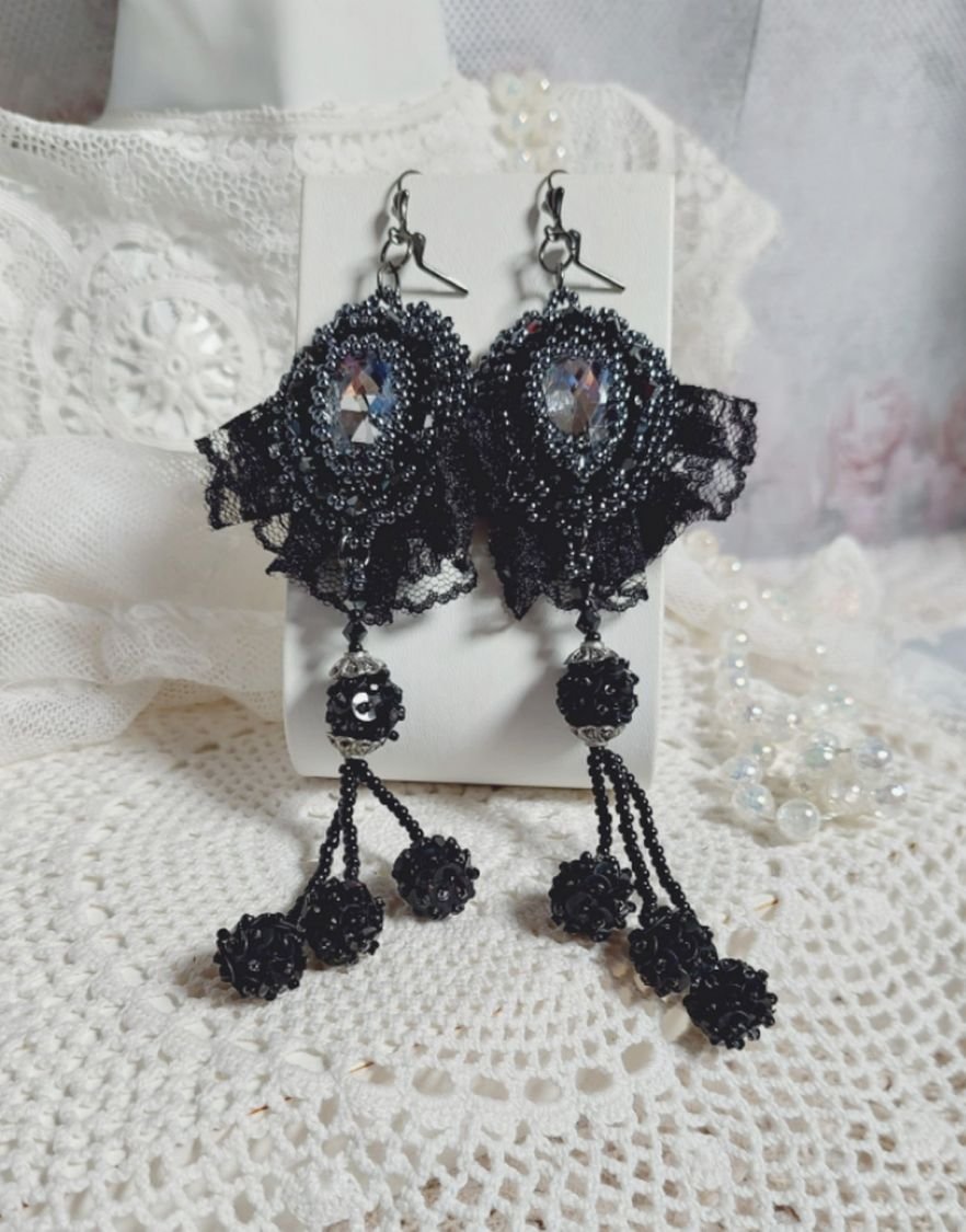 BO Kveldsklær brodert med Swarovski-krystaller, veldig gammel svart blonder, runde perler vevd med paljetter og frøperler