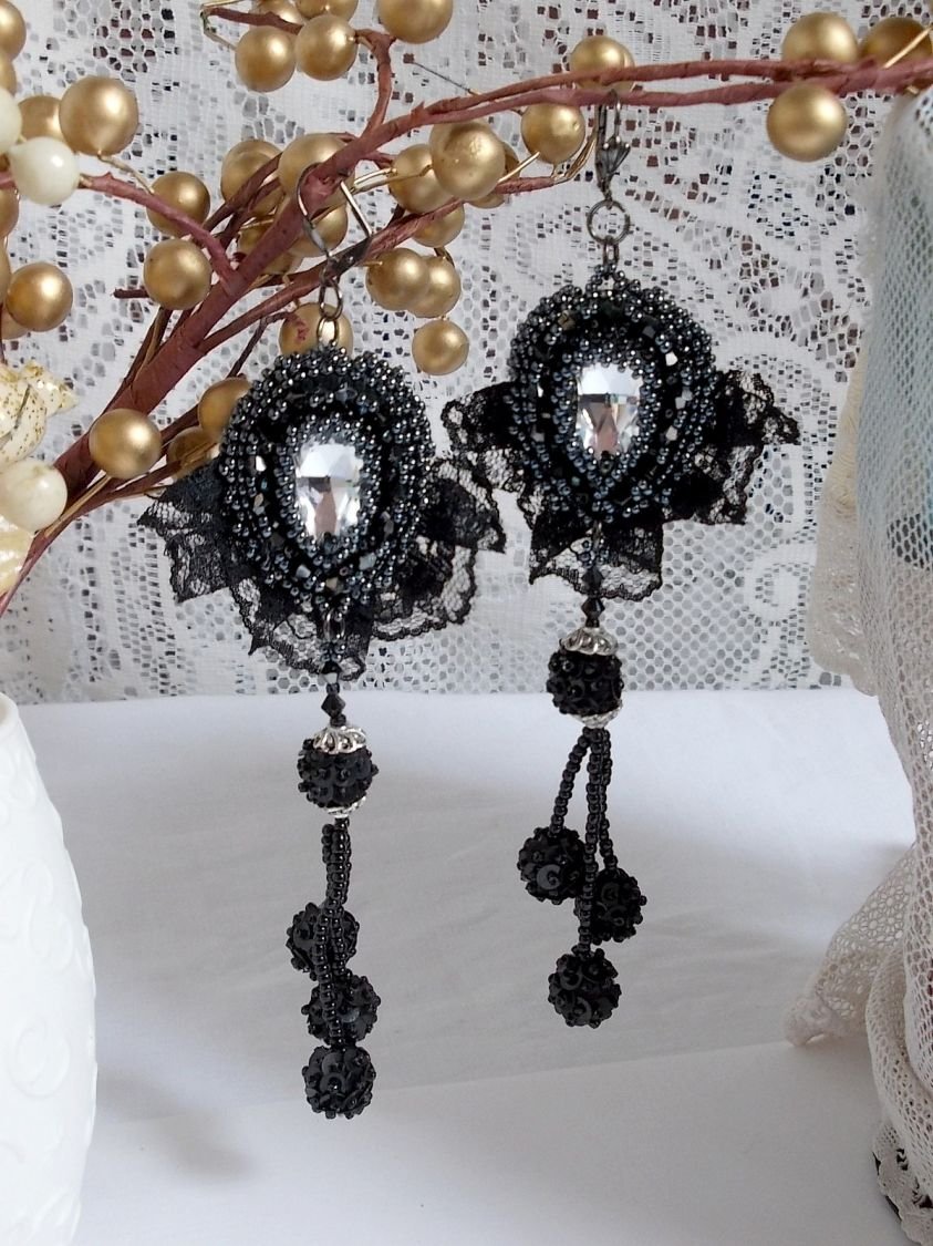 BO Kveldsklær brodert med Swarovski-krystaller, veldig gammel svart blonder, runde perler vevd med paljetter og frøperler