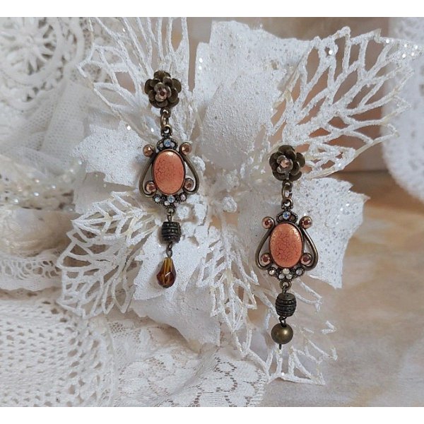 BO Terra Cotta cr&eacute;&eacute;es avec des cabochons en porcelaine de couleur terre avec des cristaux sur pendentif Bronze en m&eacute;tal et laiton 