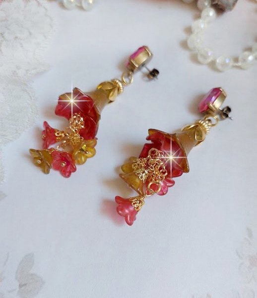 BO Tourbillons de Fleurs cr&eacute;&eacute;es avec clochettes, calottes plaqu&eacute;es or et cabochons en cristal