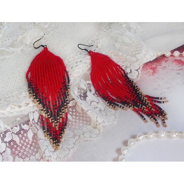 BO Red Swirls laget med kvalitetsperler og svarte messingkroker