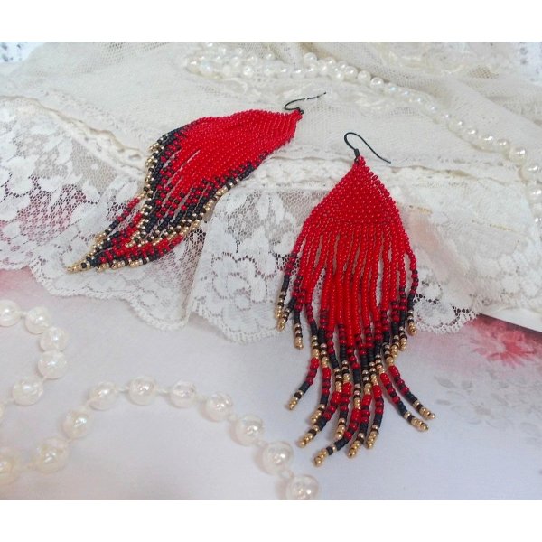 BO Red Swirls laget med kvalitetsperler og svarte messingkroker