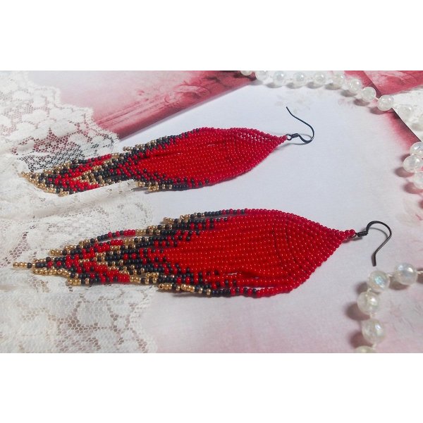 BO Red Swirls laget med kvalitetsperler og svarte messingkroker