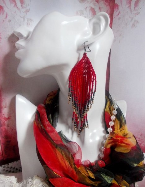 BO Red Swirls laget med kvalitetsperler og svarte messingkroker