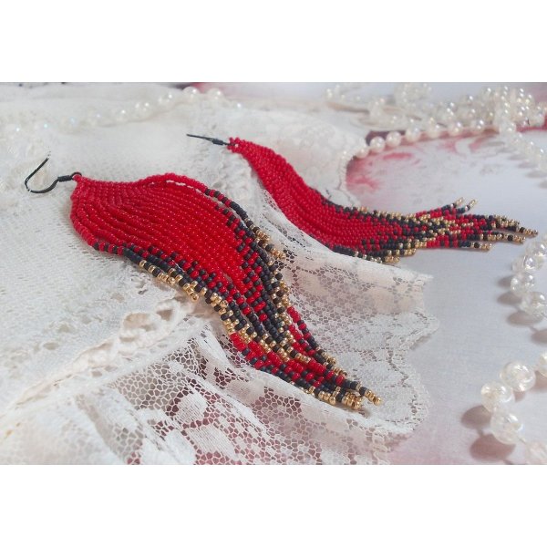 BO Red Swirls laget med kvalitetsperler og svarte messingkroker