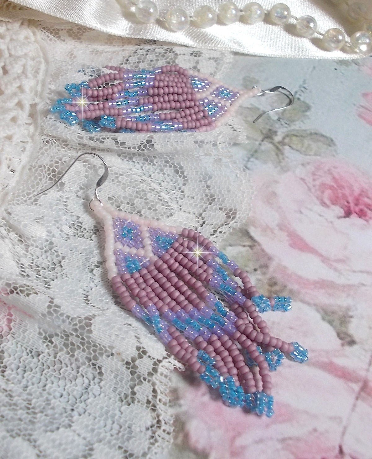 BO Velours de R&ecirc;ves aux rocailles de qualit&eacute; en verre dans les nuances de Lilas, Rose et Bleu. Une belle conception pour un design exceptionnelle. Le tout est mont&eacute; sur des crochets en Argent 925