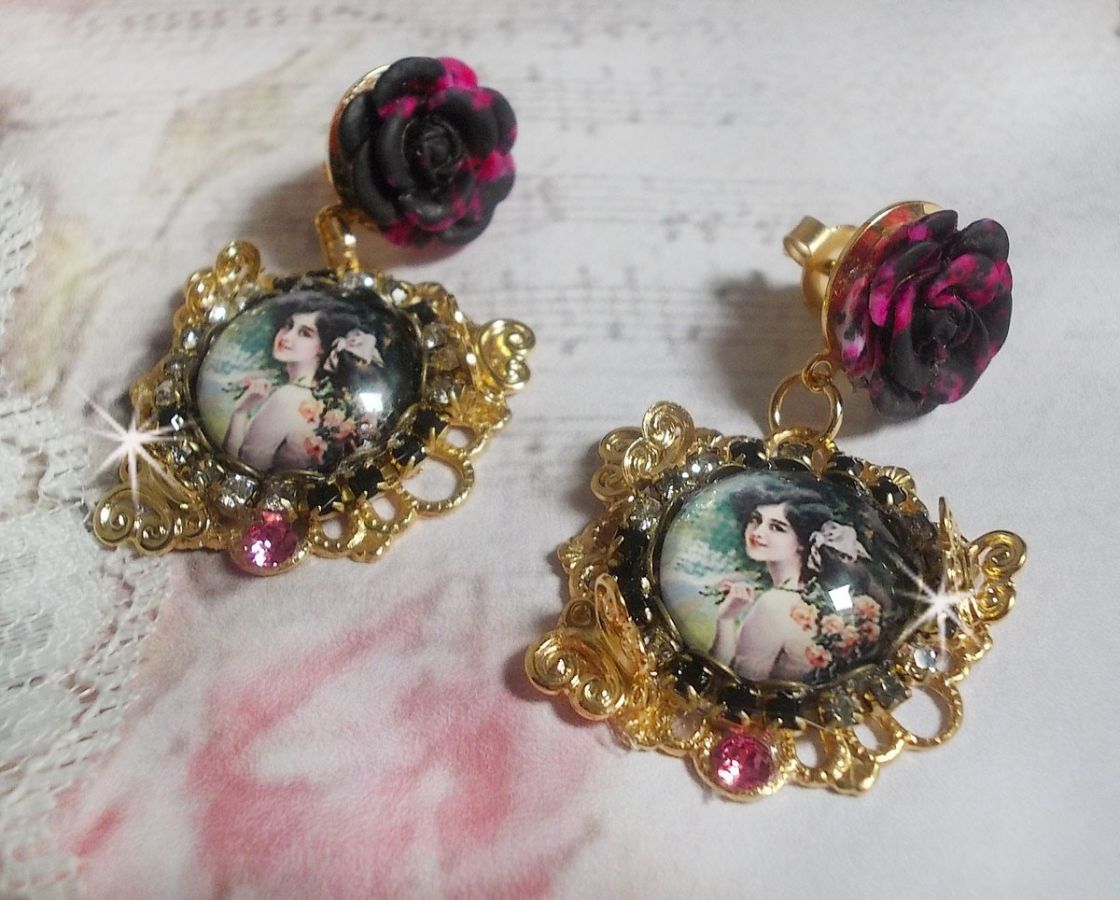 BO Weekend of Roses laget med cabochons som representerer en kvinne med roser, harpiksperler og Swarovski-krystaller