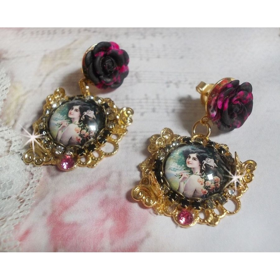 BO Weekend of Roses laget med cabochons som representerer en kvinne med roser, harpiksperler og Swarovski-krystaller
