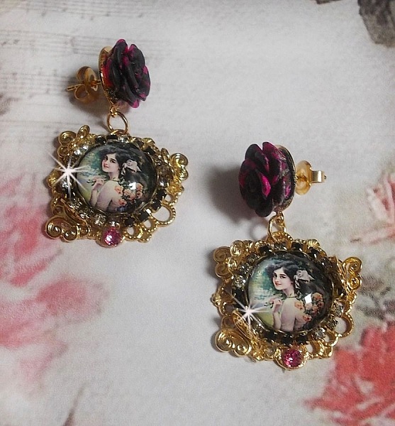 BO Weekend of Roses laget med cabochons som representerer en kvinne med roser, harpiksperler og Swarovski-krystaller