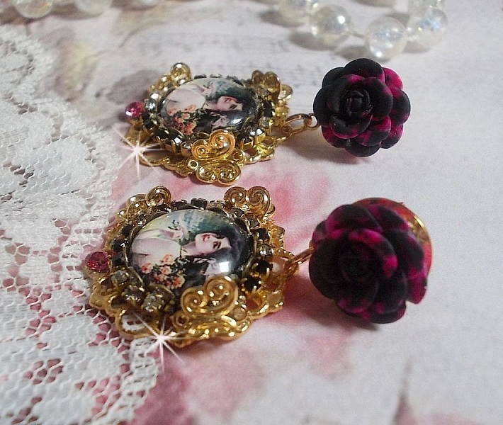 BO Weekend of Roses laget med cabochons som representerer en kvinne med roser, harpiksperler og Swarovski-krystaller