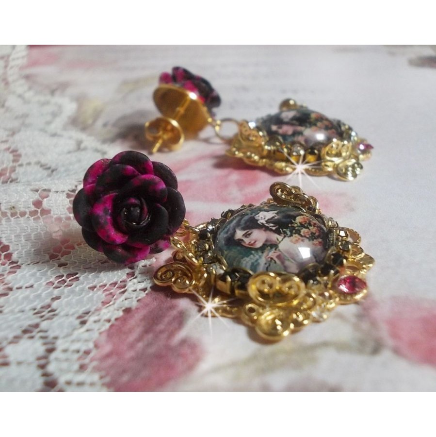 BO Weekend of Roses laget med cabochons som representerer en kvinne med roser, harpiksperler og Swarovski-krystaller