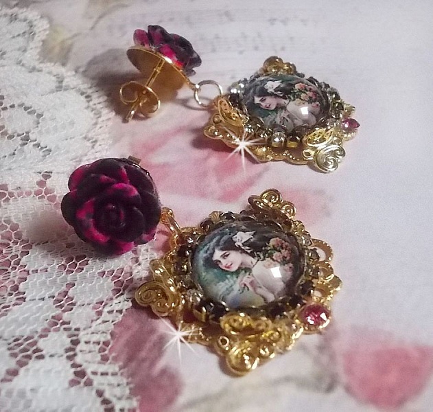 BO Weekend of Roses laget med cabochons som representerer en kvinne med roser, harpiksperler og Swarovski-krystaller
