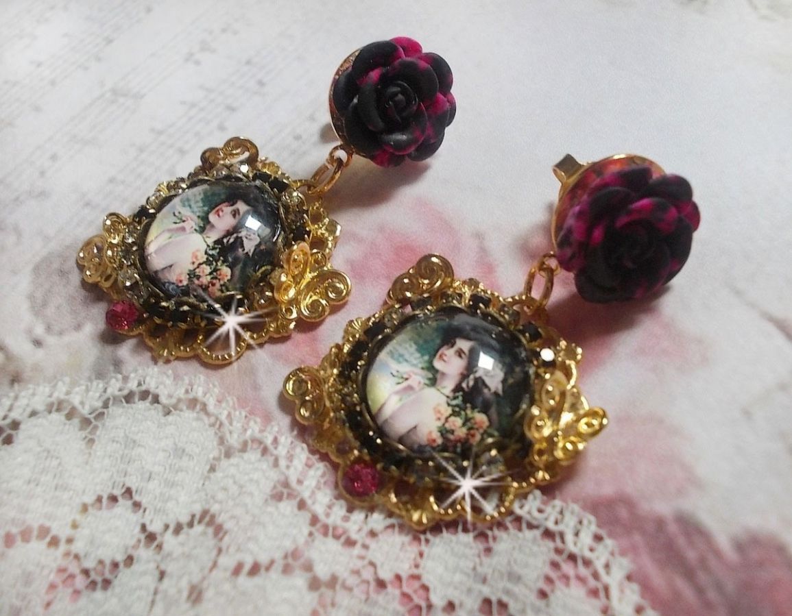 BO Weekend of Roses laget med cabochons som representerer en kvinne med roser, harpiksperler og Swarovski-krystaller