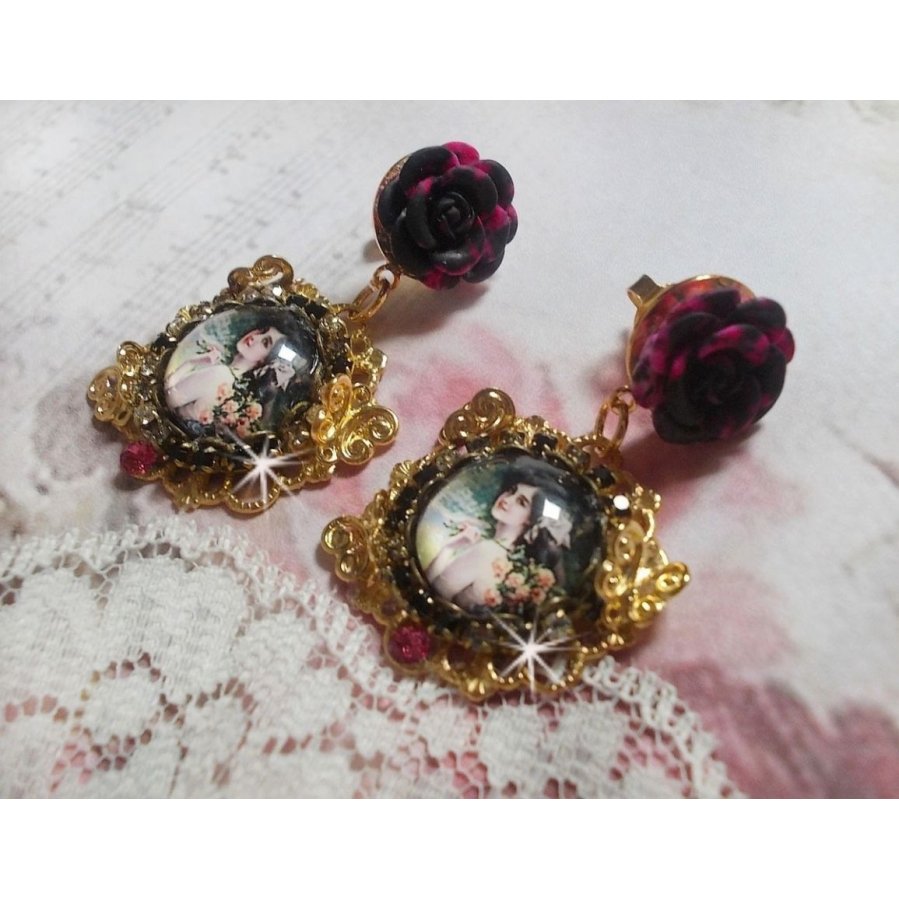 BO Weekend of Roses laget med cabochons som representerer en kvinne med roser, harpiksperler og Swarovski-krystaller