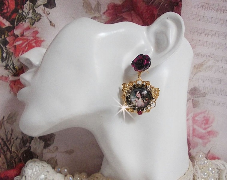BO Weekend of Roses laget med cabochons som representerer en kvinne med roser, harpiksperler og Swarovski-krystaller