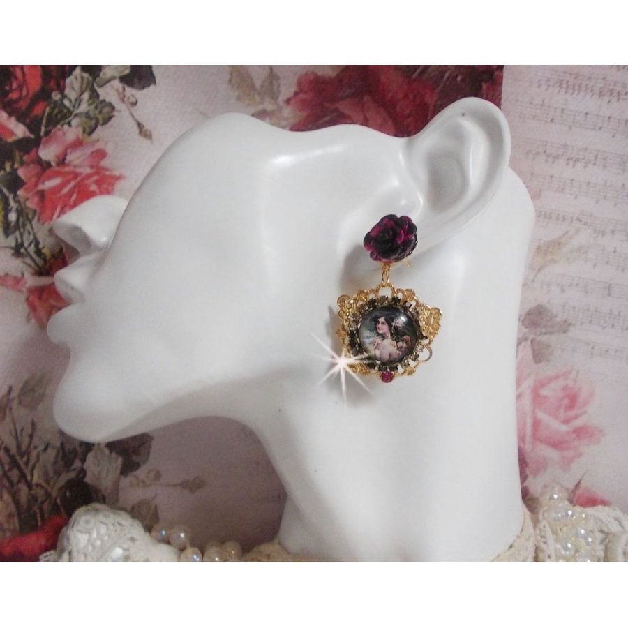 BO Weekend of Roses laget med cabochons som representerer en kvinne med roser, harpiksperler og Swarovski-krystaller