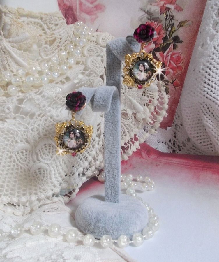 BO Weekend of Roses laget med cabochons som representerer en kvinne med roser, harpiksperler og Swarovski-krystaller