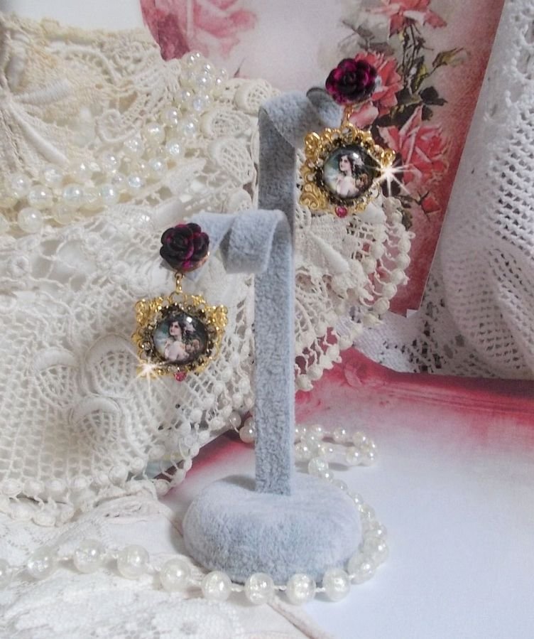 BO Weekend of Roses laget med cabochons som representerer en kvinne med roser, harpiksperler og Swarovski-krystaller