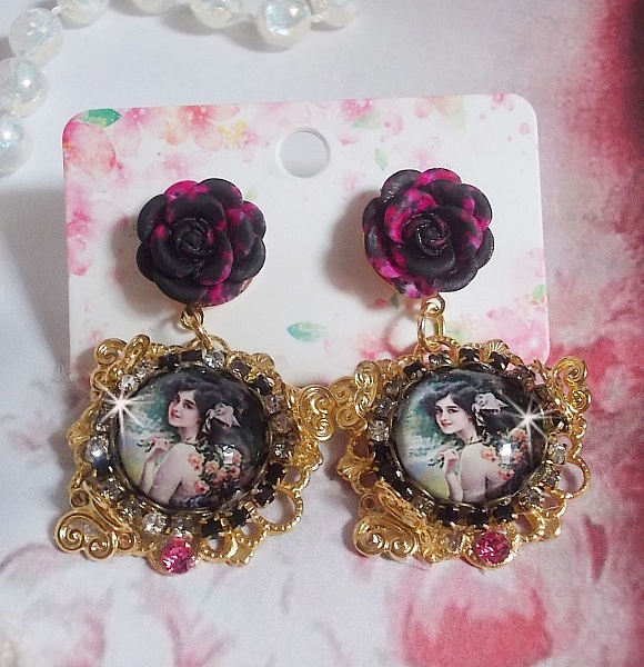 BO Weekend of Roses laget med cabochons som representerer en kvinne med roser, harpiksperler og Swarovski-krystaller