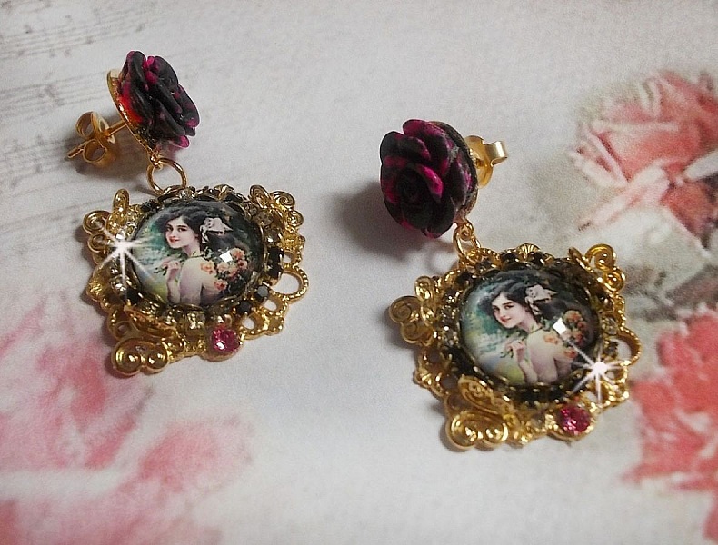 BO Weekend of Roses laget med cabochons som representerer en kvinne med roser, harpiksperler og Swarovski-krystaller