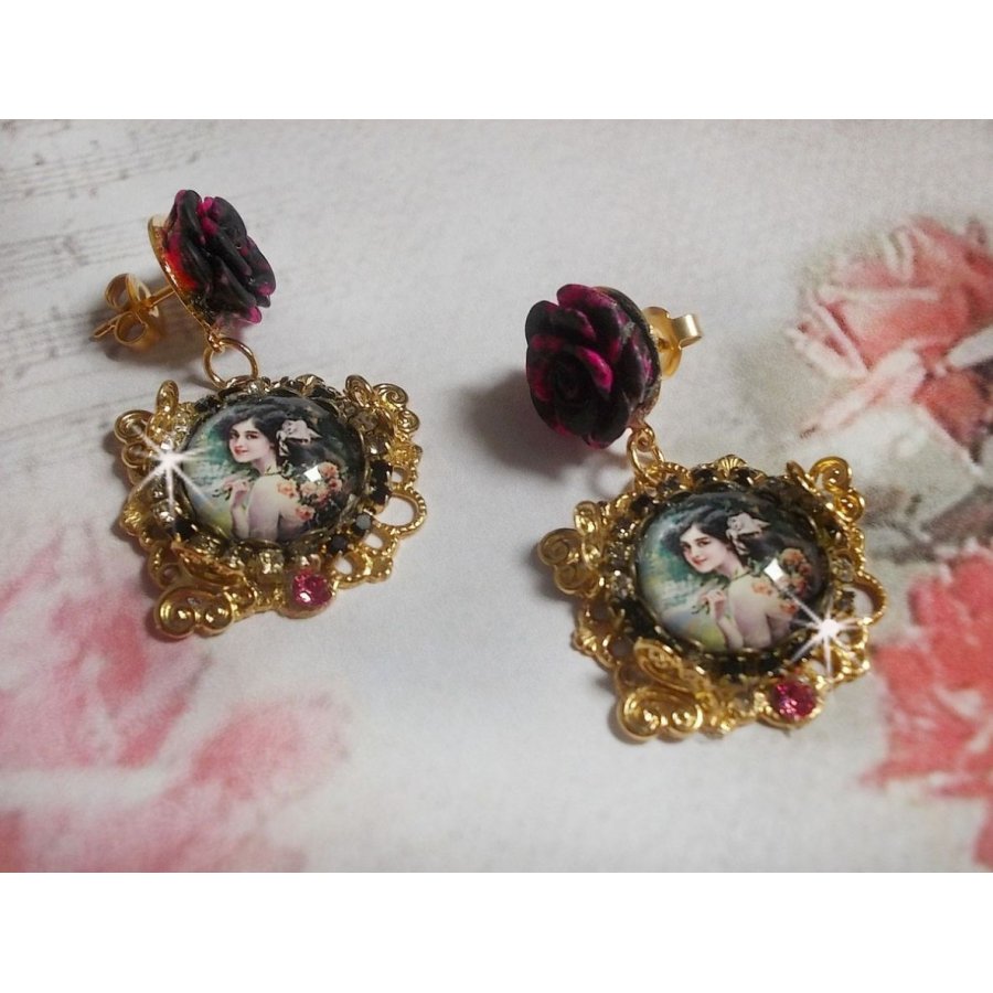 BO Weekend of Roses laget med cabochons som representerer en kvinne med roser, harpiksperler og Swarovski-krystaller