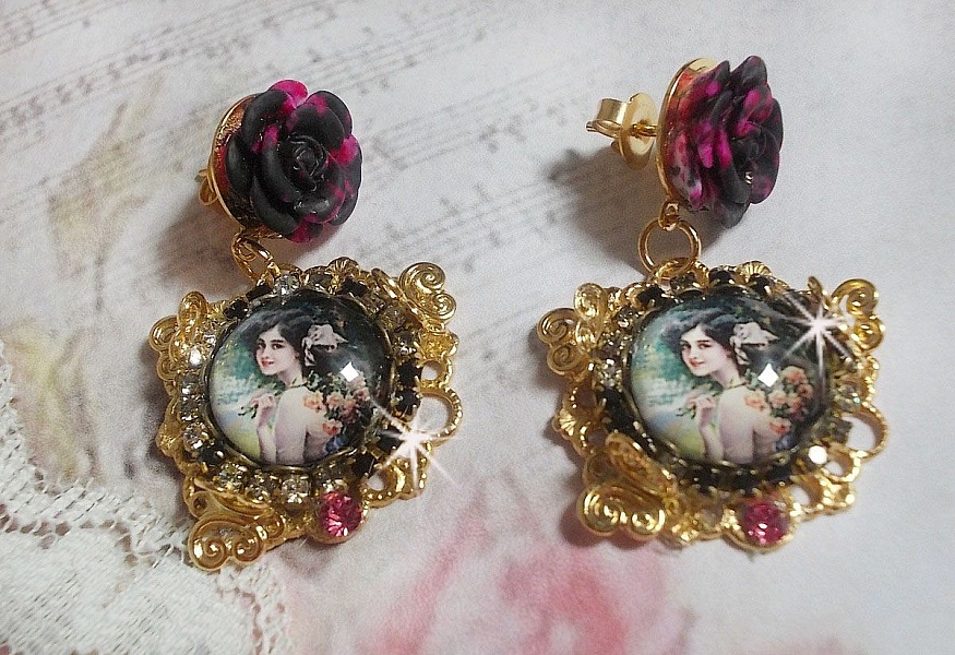 BO Weekend of Roses laget med cabochons som representerer en kvinne med roser, harpiksperler og Swarovski-krystaller