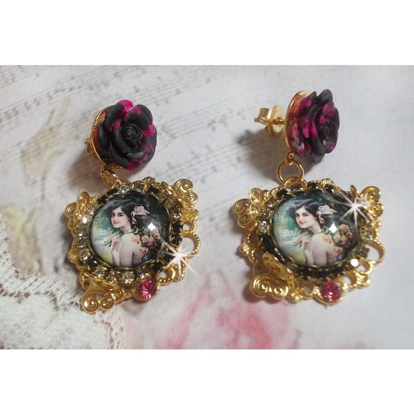 BO Weekend of Roses laget med cabochons som representerer en kvinne med roser, harpiksperler og Swarovski-krystaller