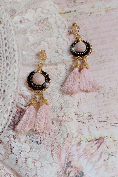 BO Rosy Rose mont&eacute;es avec des cabochons en tissu velours rose poudr&eacute; orn&eacute; d&rsquo;une cha&icirc;ne strass Cristal Noir sur estampes Dor&eacute;es en Laiton. S&rsquo;ajoute des pompons avec c&ocirc;nes M&eacute;tal sur clous en Argent 925