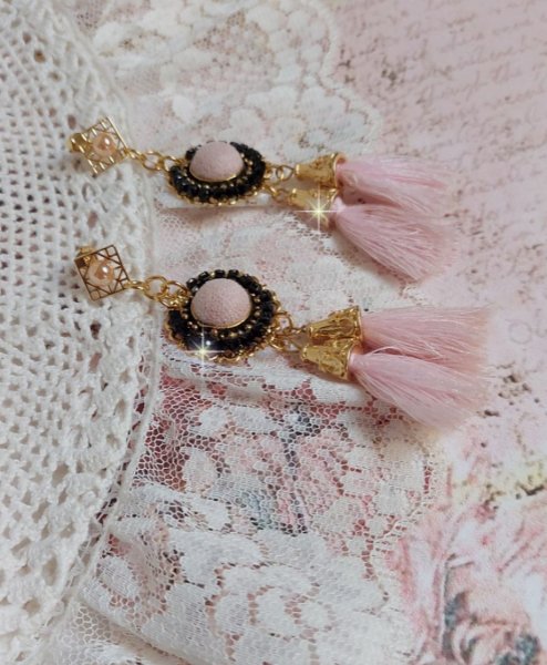 BO Rosy Rose mont&eacute;es avec des cabochons en tissu velours rose poudr&eacute; orn&eacute; d&rsquo;une cha&icirc;ne strass Cristal Noir sur estampes Dor&eacute;es en Laiton. S&rsquo;ajoute des pompons avec c&ocirc;nes M&eacute;tal sur clous en Argent 925