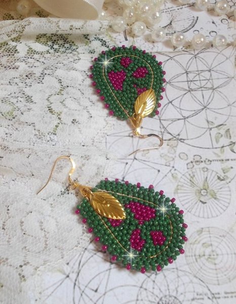BO Vert Sauge  mont&eacute;es avec des rocailles en Verre sur des supports gouttes, breloques et  crochets d'oreilles Gold filled 14 carats