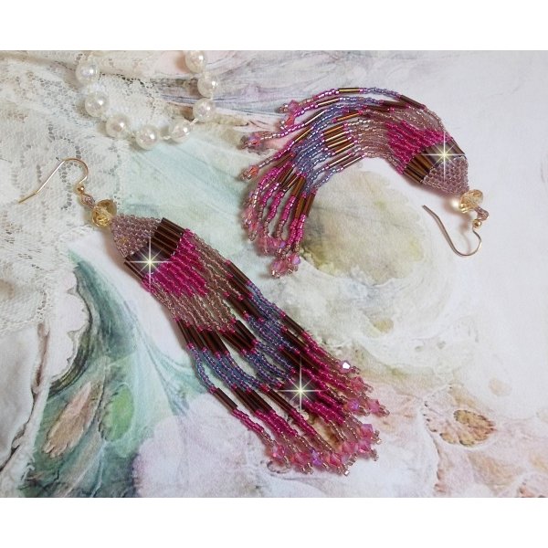 BO Explosion de Roses avec des rocailles en verre aux couleurs vari&eacute;es comme un arc en ciel floral &agrave; laquelle s&rsquo;ajoute des toupies en Cristal Rose et perles rondes facett&eacute;es Beiges