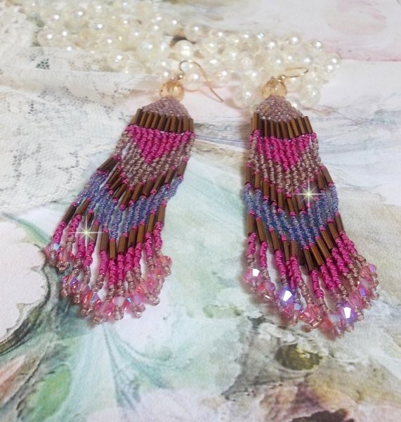 BO Explosion de Roses avec des rocailles en verre aux couleurs vari&eacute;es comme un arc en ciel floral &agrave; laquelle s&rsquo;ajoute des toupies en Cristal Rose et perles rondes facett&eacute;es Beiges