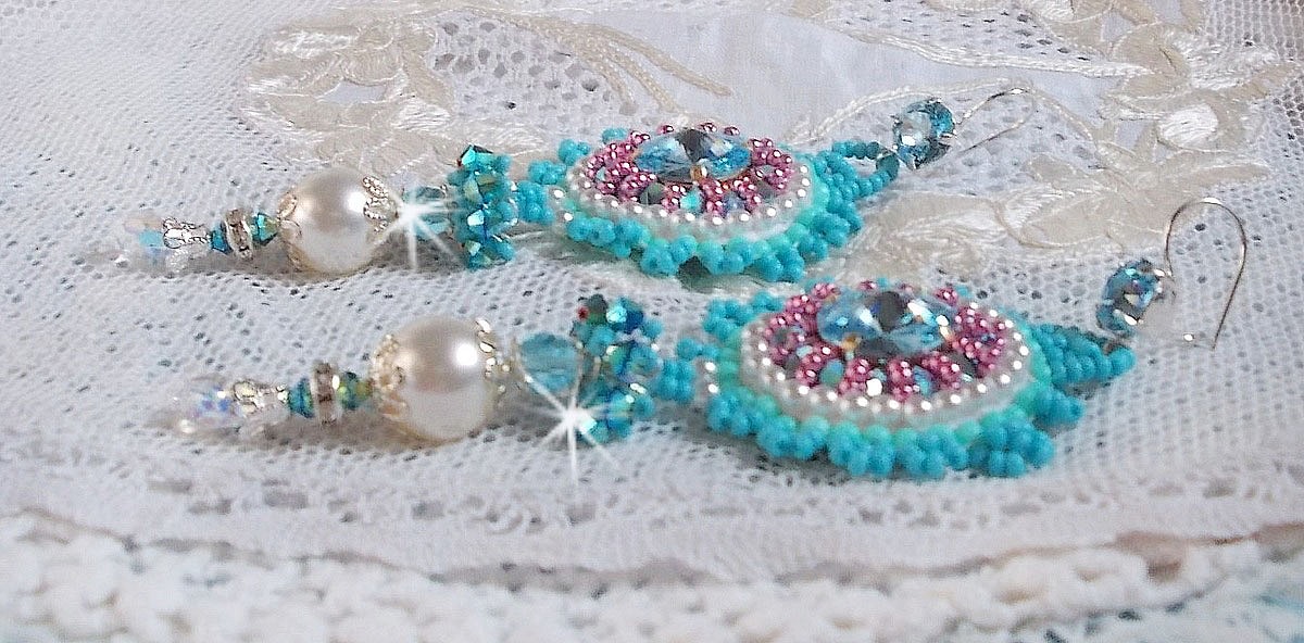 BO Beauty Alicia Blue brodert med Swarovski-krystaller, runde perleperler og Miyuki frøperler