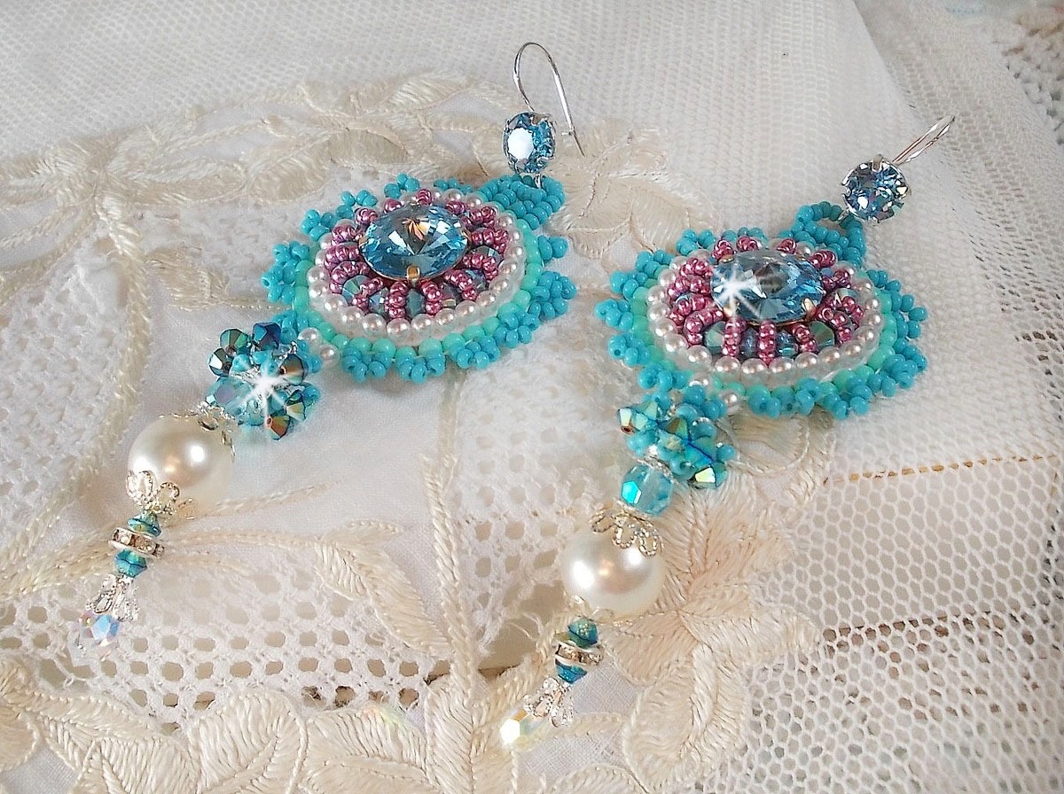 BO Beauty Alicia Blue brodert med Swarovski-krystaller, runde perleperler og Miyuki frøperler