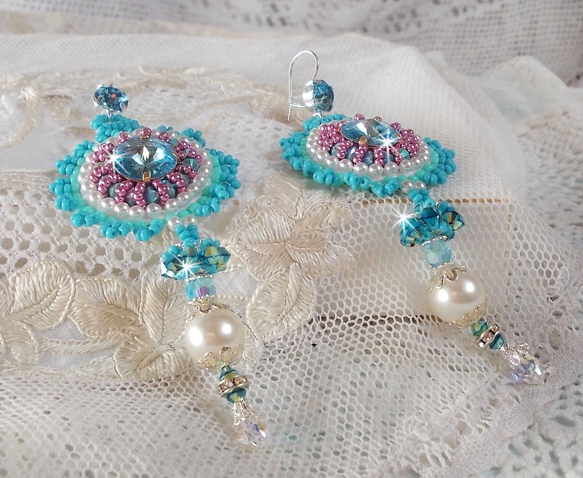 BO Beauty Alicia Blue brodert med Swarovski-krystaller, runde perleperler og Miyuki frøperler