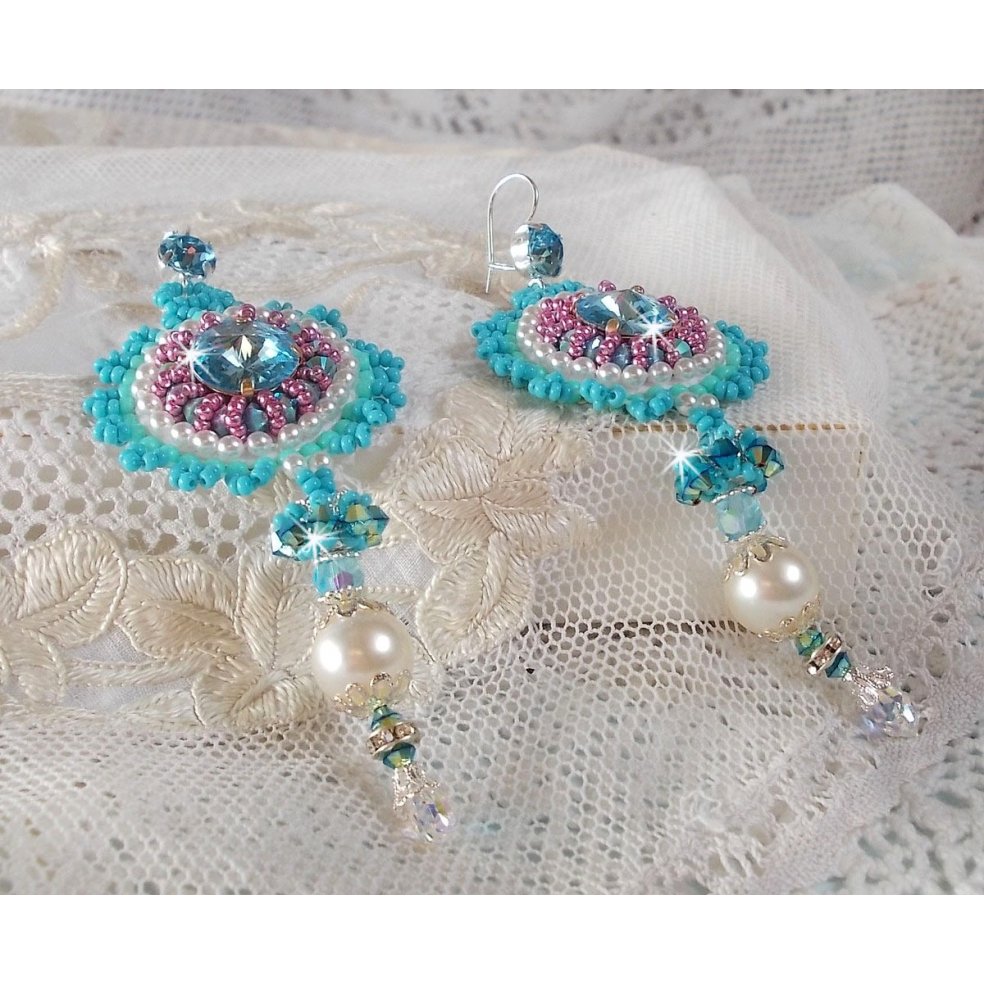 BO Beauty Alicia Blue brodert med Swarovski-krystaller, runde perleperler og Miyuki frøperler