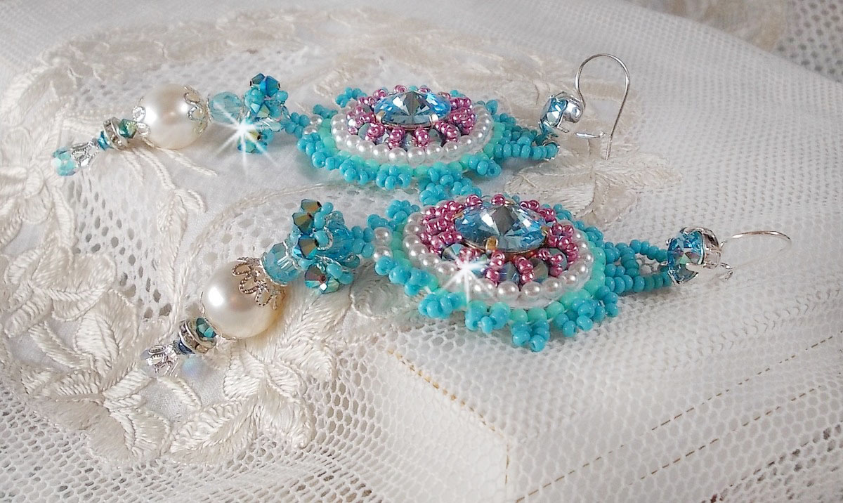BO Beauty Alicia Blue brodert med Swarovski-krystaller, runde perleperler og Miyuki frøperler