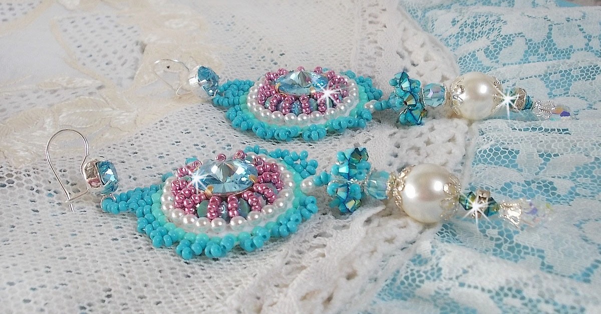 BO Beauty Alicia Blue brodert med Swarovski-krystaller, runde perleperler og Miyuki frøperler