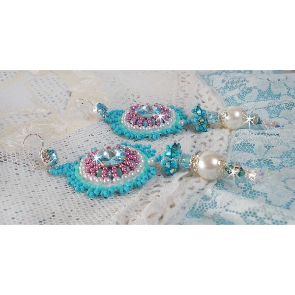BO Beauty Alicia Blue brodert med Swarovski-krystaller, runde perleperler og Miyuki frøperler