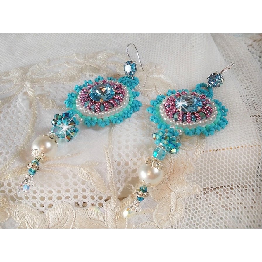 BO Beauty Alicia Blue brodert med Swarovski-krystaller, runde perleperler og Miyuki frøperler