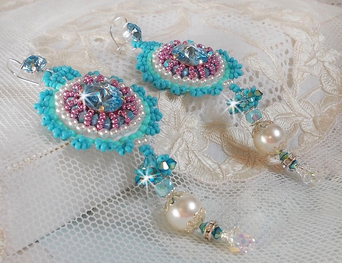 BO Beauty Alicia Blue brodert med Swarovski-krystaller, runde perleperler og Miyuki frøperler