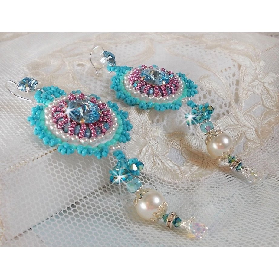 BO Beauty Alicia Blue brodert med Swarovski-krystaller, runde perleperler og Miyuki frøperler