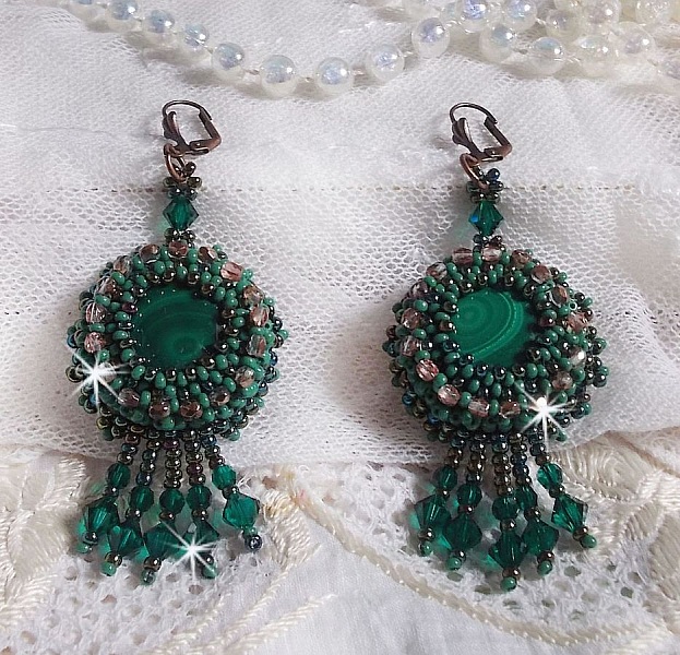 BO Emerald Vert brod&eacute;es avec une malachite, des rocailles et des facettes en verre de boh&egrave;me