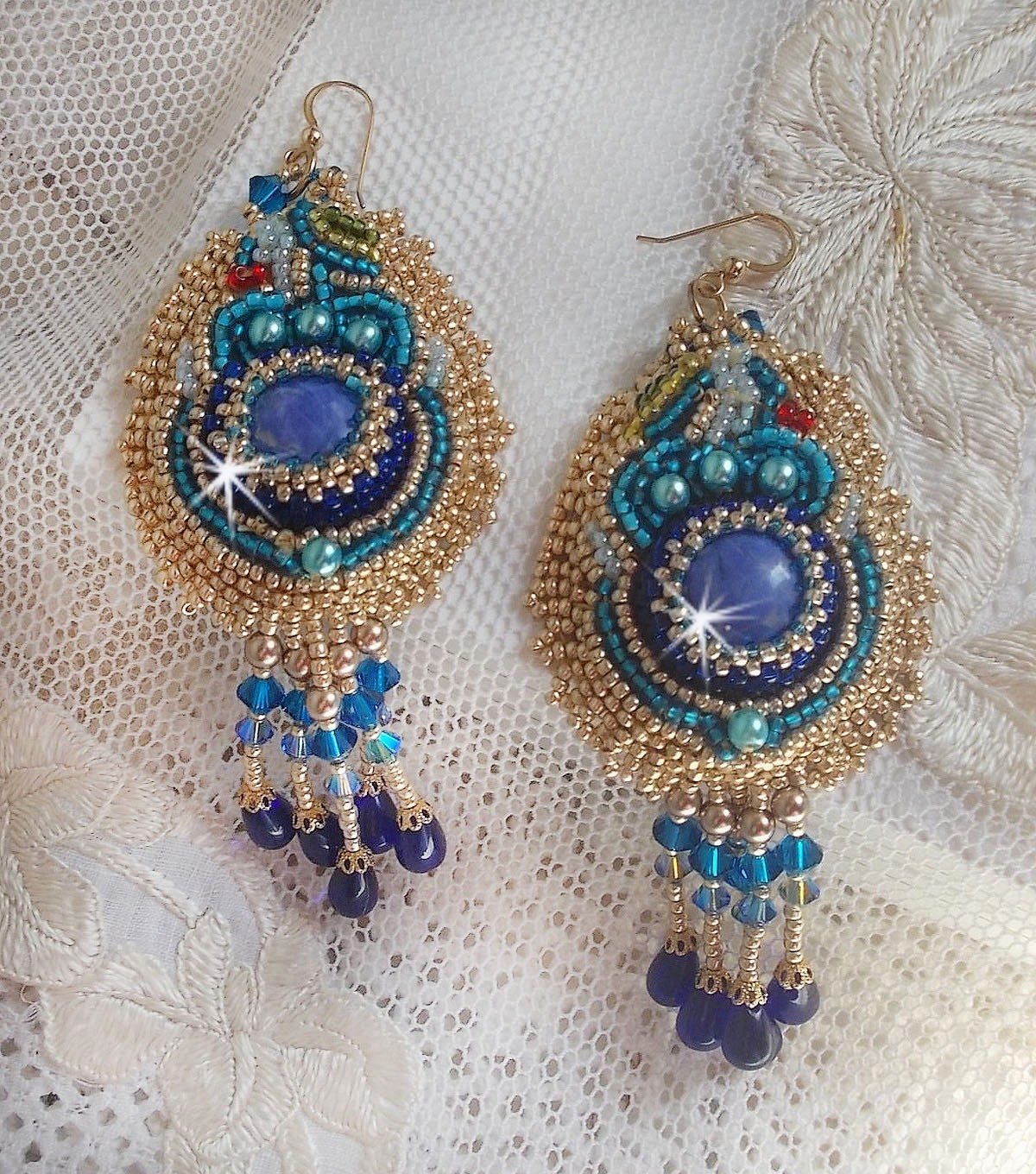 BO Papillon Or Bleu brodées avec des gouttes, pierres de gemme et rocailles