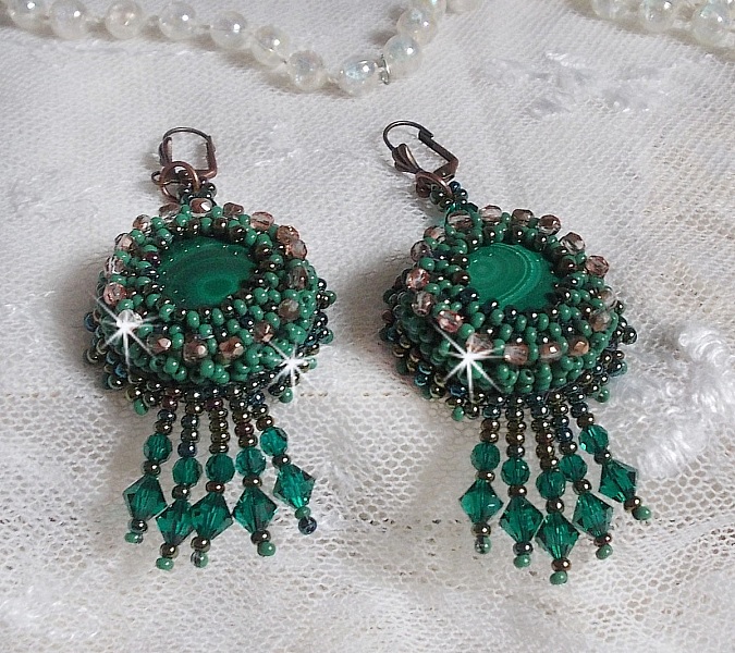 BO Emerald Vert brod&eacute;es avec une malachite, des rocailles et des facettes en verre de boh&egrave;me